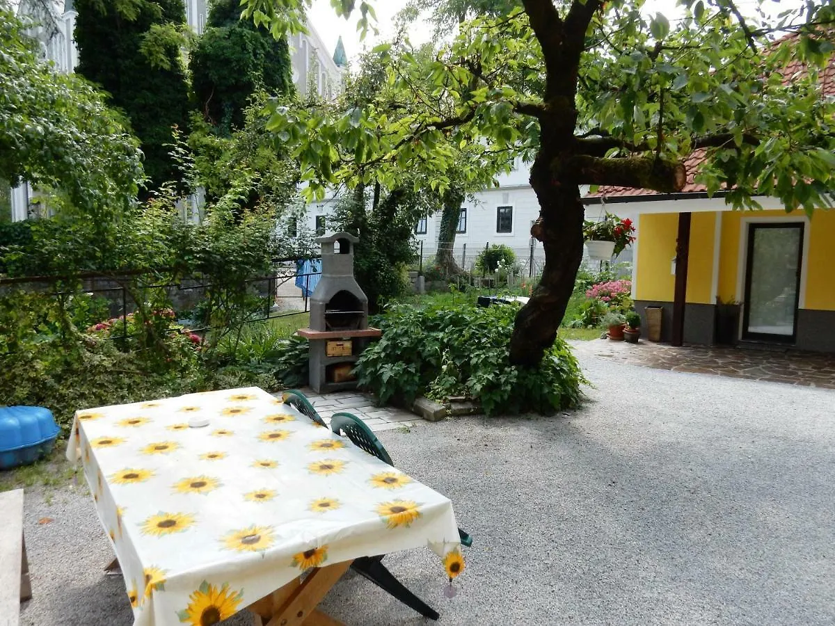شقة ليوبليانا  في Yellow House 0*,