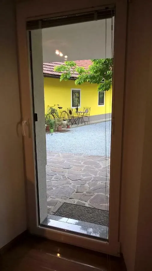 Yellow House Apartment Ljubljana
